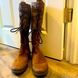 Great pre-loved condition Ugg waterproof fall/winter rain boots.